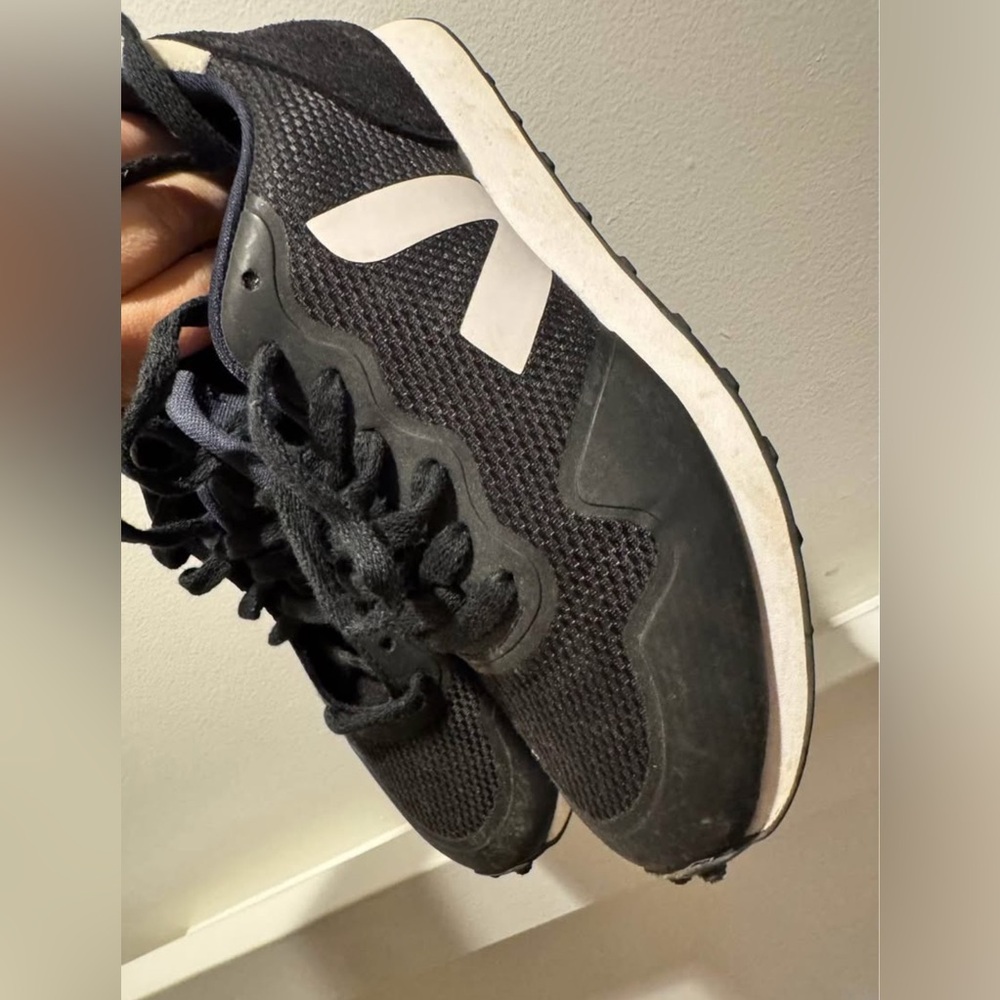 Veja black and white Sneakers - Picture 2 of 5